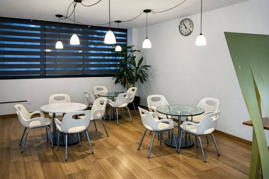 Zona de convivencia con mobiliario de descanso en Plaza Avanti