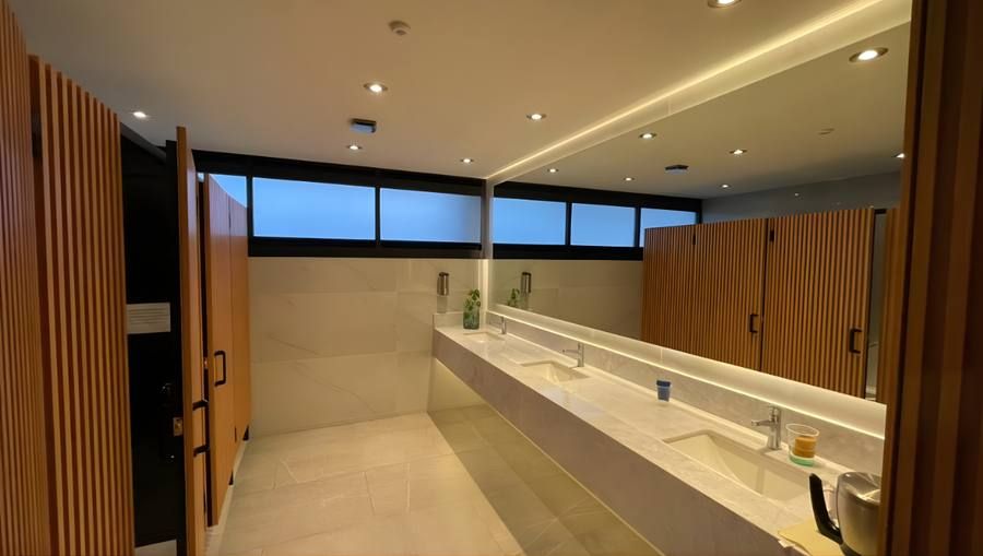 Sanitarios premium con acabados de madera y piedra en Plaza Avanti