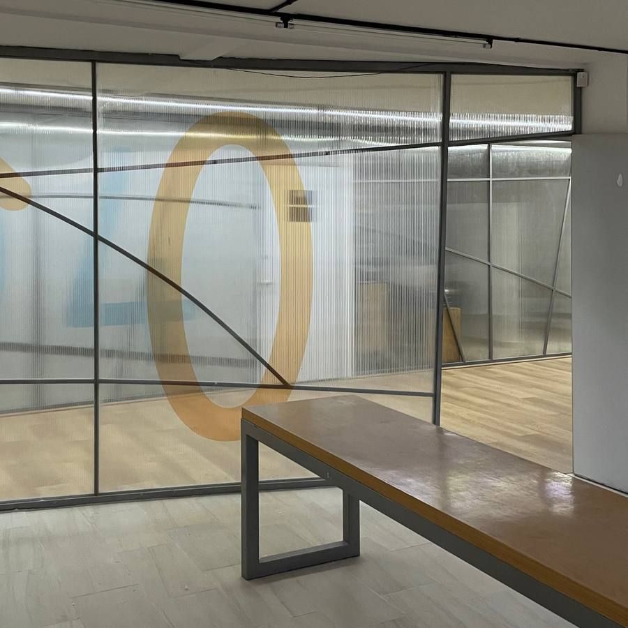 Interior de oficina en Plaza Avanti con divisiones de cristal e iluminación tipo track